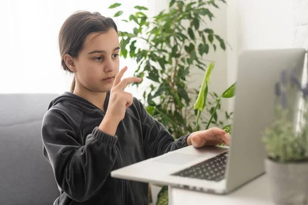 Teenage Girl Sits Front Her Laptop Learning Sign Language Language — Stock Photo, Image