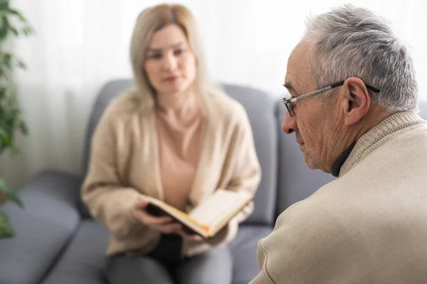 Idősebb Férfi Egy Pszichológussal Orvos Figyel Segít Depresszió Pszichiátriai Diagnózis — Stock Fotó