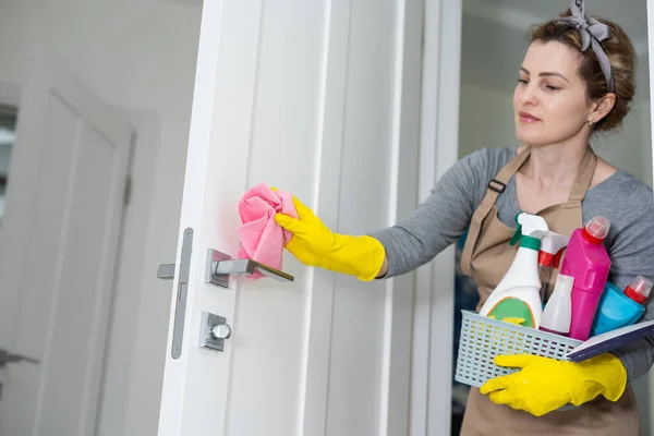 妇女用喷雾清洁剂 家政和卫生概念清洗和擦拭厨房工作台 — 图库照片