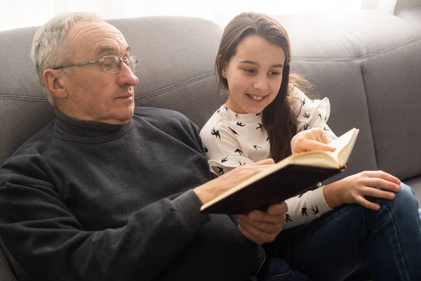 Menina Feliz Com Avô Lendo Livro História Casa — Fotografia de Stock