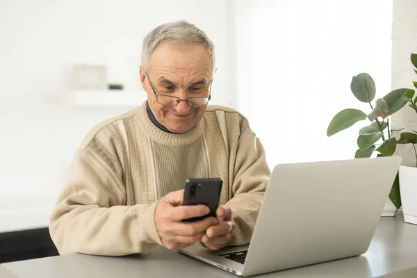 Pensive Senior Man Using Laptop Sitting Home Empty Space — Foto Stock