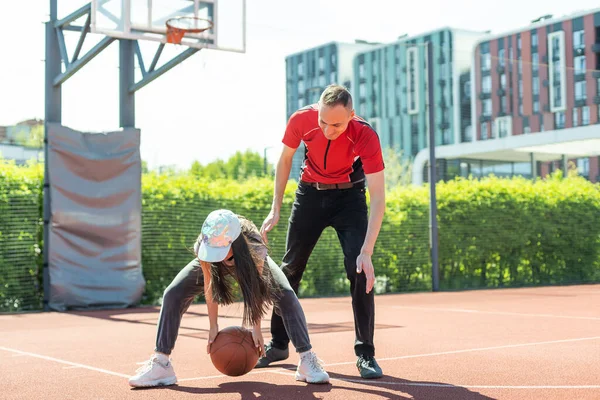 Glücklicher Vater Und Teenager Tochter Spielen Draußen Vor Gericht Basketball — Stockfoto