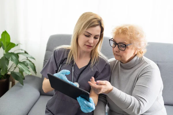 Súlyos Háziorvos Mutatja Tabletta Képernyőn Régi Évekbeli Női Beteg Elmagyarázza — Stock Fotó