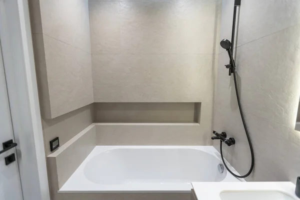 Fürdőszoba Modern Stílusban Szürke Fehér Csempe Van Egy Nagy Tükör — Stock Fotó