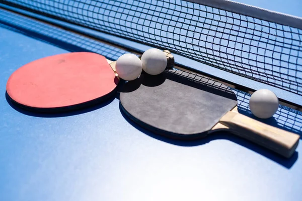 Sport Kompozíció Ping Pong Közelkép Ütők Kék Hátterű Játékhoz — Stock Fotó