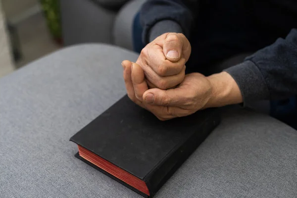 Manos Del Hombre Orando Dios Con Biblia Concepto Para Dios —  Fotos de Stock