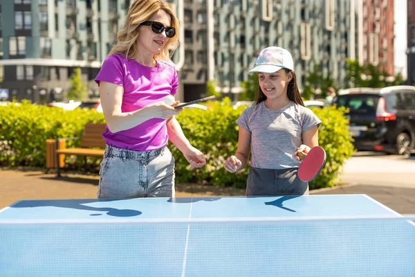 Jovem Com Sua Filha Jogando Ping Pong Parque — Fotografia de Stock