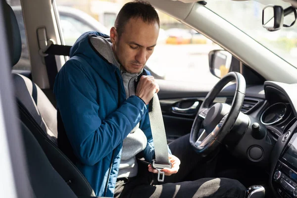 Mens Hand Spänner Fast Bilens Säkerhetsbälte Stäng Bilbältet När Sitter — Stockfoto
