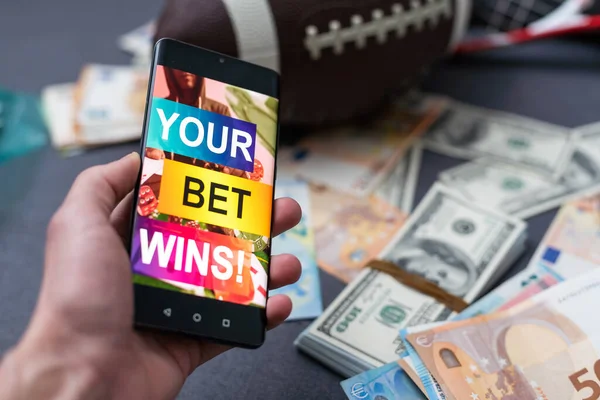 携帯電話の画面 ボール お金でスポーツ賭博サイト — ストック写真