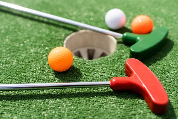 小型高尔夫球场用球拍和球洞的特写 — 图库照片