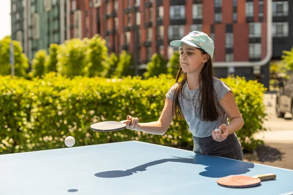 Pequeña Niña Feliz Encantadora Juega Ping Pong —  Fotos de Stock