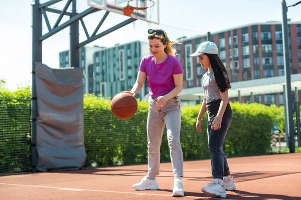 Mutter Und Tochter Spielen Basketball — Stockfoto