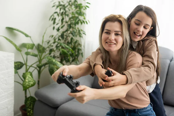 Καλή Σχέση Χαριτωμένο Κοριτσάκι Νεαρή Μητέρα Χρησιμοποιώντας Joystick Παίζει Βιντεοπαιχνίδι — Φωτογραφία Αρχείου