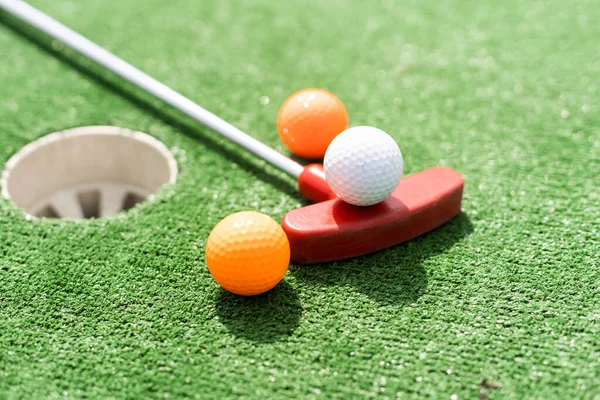 小型高尔夫球场用球拍和球洞的特写 — 图库照片