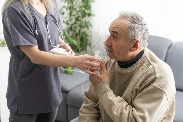 Elderly Senior Man Nursing Care Wear Oxygen Inhaler Device Helping — Stockfoto