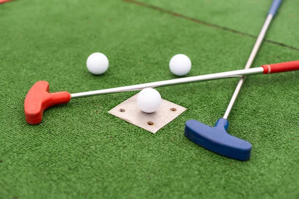 Jogadores Golfe Coloridos Com Bolas Golfe Grama Sintética — Fotografia de Stock