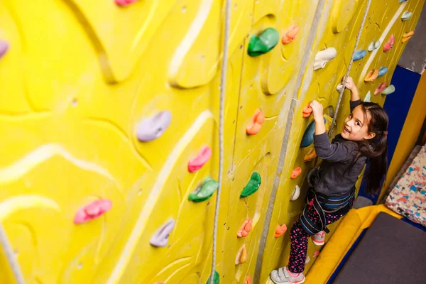 Kleines Mädchen Klettert Drinnen Einer Felswand — Stockfoto