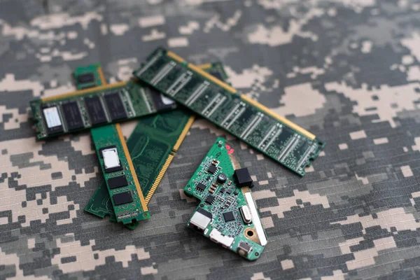 Askeri Üniforma Mikro Devreler Yeşil Kamuflaj — Stok fotoğraf
