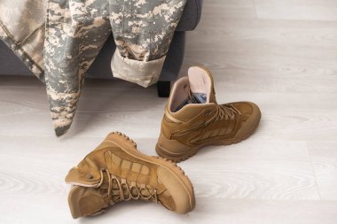 Askeri üniforması üzerinde ahşap arka plan ayarlamak, Görünümü Kapat.