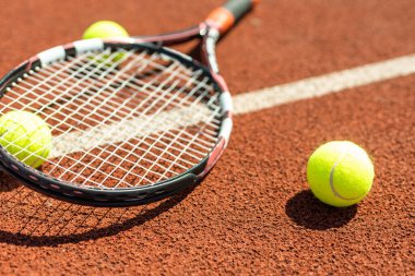 Tenis raketi ve toplar, düz yatış. Metin için boşluk.