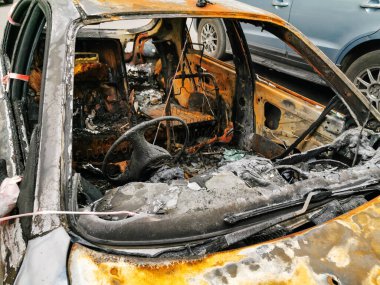 Otoparkta kırık ve yanmış arabalar, kaza ya da kasıtlı vandalizm. Yanmış araba. Bir araba kazasının sonuçları. Kundaklama yüzünden zarar görmüş. Rus birlikleri tarafından Ukrayna 'da vurulan sivil araçlar.
