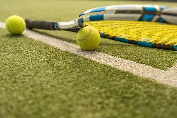 Tennisracket Met Een Tennisbal Een Tennisbaan — Stockfoto