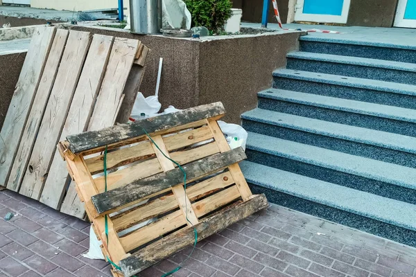 Pas Lekeleri Çatlaklarla Harap Olmuş Dış Beton Merdiven Görünüşünü Işlevini — Stok fotoğraf