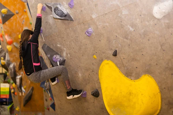 Tienermeisje Bij Indoor Klimwand Hij Heeft Plezier Bouldermuur Leren Kinderen — Stockfoto