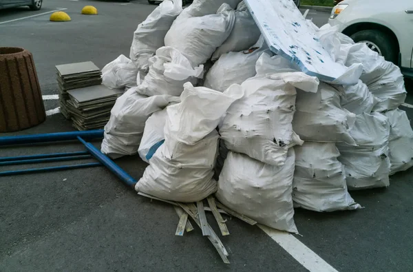 Beyaz Inşaat Çöp Torbaları Nşaat Çöp Torbaları Üst Üste Yığılmış — Stok fotoğraf