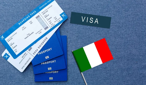 意大利国旗 带有护照和木制背景的玩具飞机 飞行旅行概念 — 图库照片