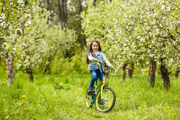 Niña Con Una Bicicleta Cerca Una Flor — Foto de Stock