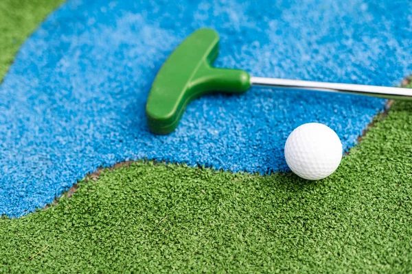 ゴルフのスティックと緑の芝生の上にボールをクローズ アップ — ストック写真