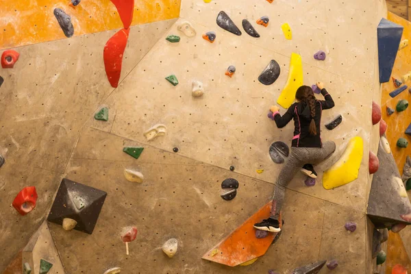 Sportliches Kleines Mädchen Klettert Sporthalle Auf Künstlichen Boulder Praktischer Wand — Stockfoto