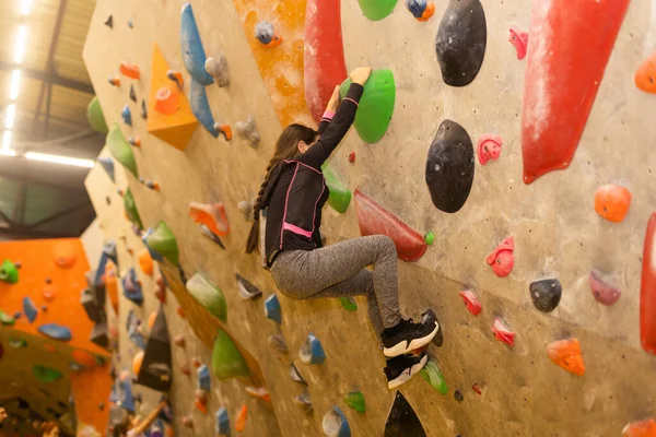 Youngster Versuchen Eine Wand Erklimmen Nach Oben Gelangen — Stockfoto