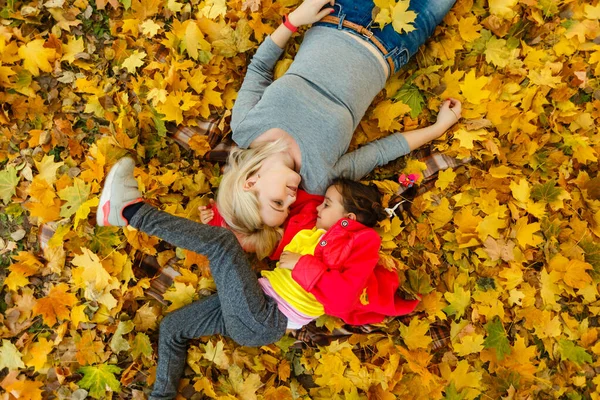 Woman Daughter Outdoor Having Fun Autumn Park — Zdjęcie stockowe