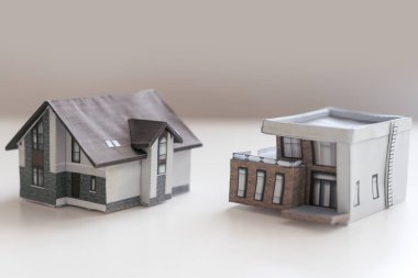 El yapımı küçük beyaz karton evlere yakın durun. Sığ odaklanma. Kendiniz yapın. Mimarlık sektörü konsepti