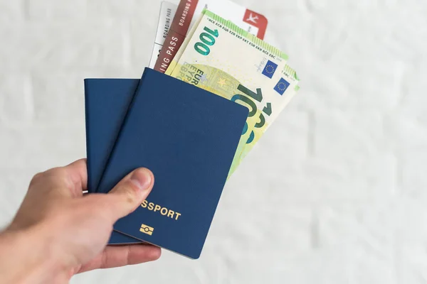 Χέρια Που Κατέχουν Διαβατήριο Και Διάφορα Τραπεζογραμμάτια — Φωτογραφία Αρχείου