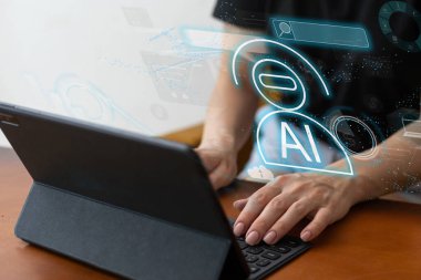 Bilgisayarda sohbet robotu ve tablet akıllı zeka yapay zekası kullanan bir kadın. Yapay Zeka ile sohbet, yapay zeka tarafından geliştirildi. Gelecekçi teknoloji, çevrimiçi sistemde robot