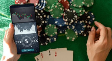 Halka arz grafikli akıllı telefon. Uygulama akıllı telefonda açık - Arkaplanda hisse senedi tablosu görünür. Serbest dijital hizmetler için çevrimiçi pazar yeri