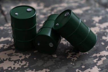 Askeri üniforma ve oyuncak varil yağı.