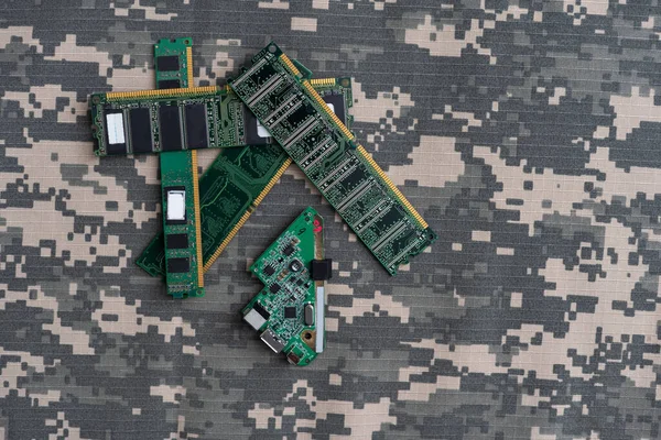 军服和微电路 绿色迷彩 — 图库照片