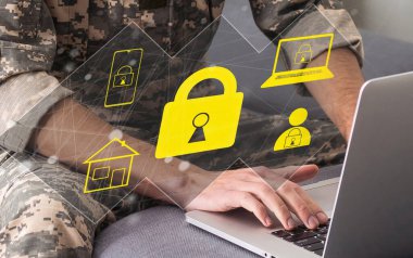 İşadamı şifreli giriş yapmak için sanal asma kilit ekranı ve özel güvenlik için bir laptop kullanıyor. İş güvenliğinin korunması ve mahremiyete yönelik teknoloji.