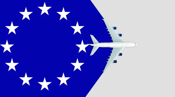 欧盟国旗和飞机 旅行的概念 玩具飞机在欧洲联盟的旗子 — 图库照片