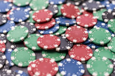 Kumarhane poker fişleri yeşil masada.