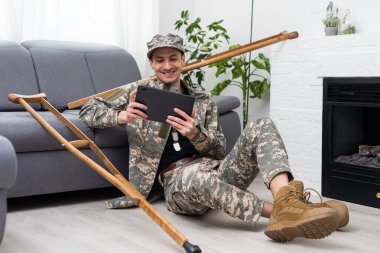 Koltuk değnekli, engelli bir asker..