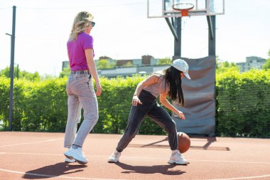 Anne ve kızı basketbol oynarken