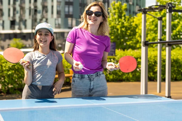 Mujer Joven Con Hija Jugando Ping Pong Parque —  Fotos de Stock