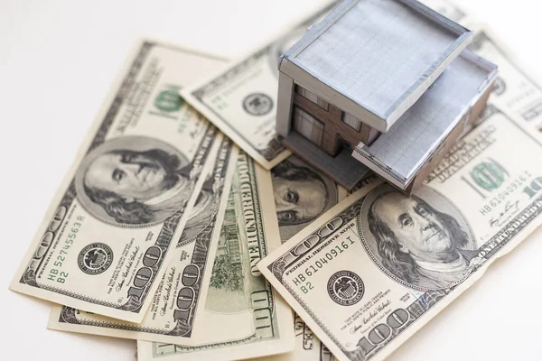 Model Papírenského Domu Pozadí Bankovek Amerických Dolarech Trh Bydlením Nákup — Stock fotografie