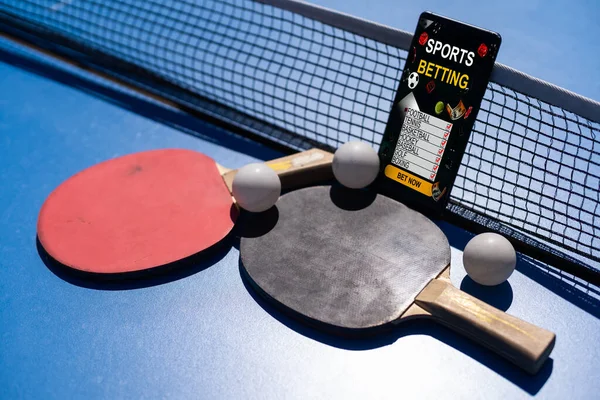 Smartphone Modrém Stole Ping Pong Rakety Lano Pozadí — Stock fotografie
