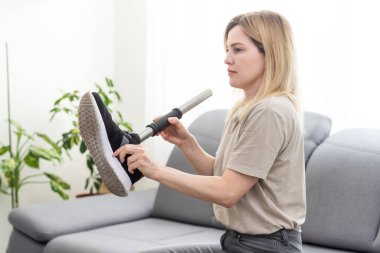 Kadın teknisyen modern protez bacağın parçalarını birleştirip onarıyor. Yüksek kalite fotoğraf